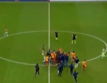 Maxi rissa al termine di Galatasaray-Fenerbahce: in scena un tutti contro tutti